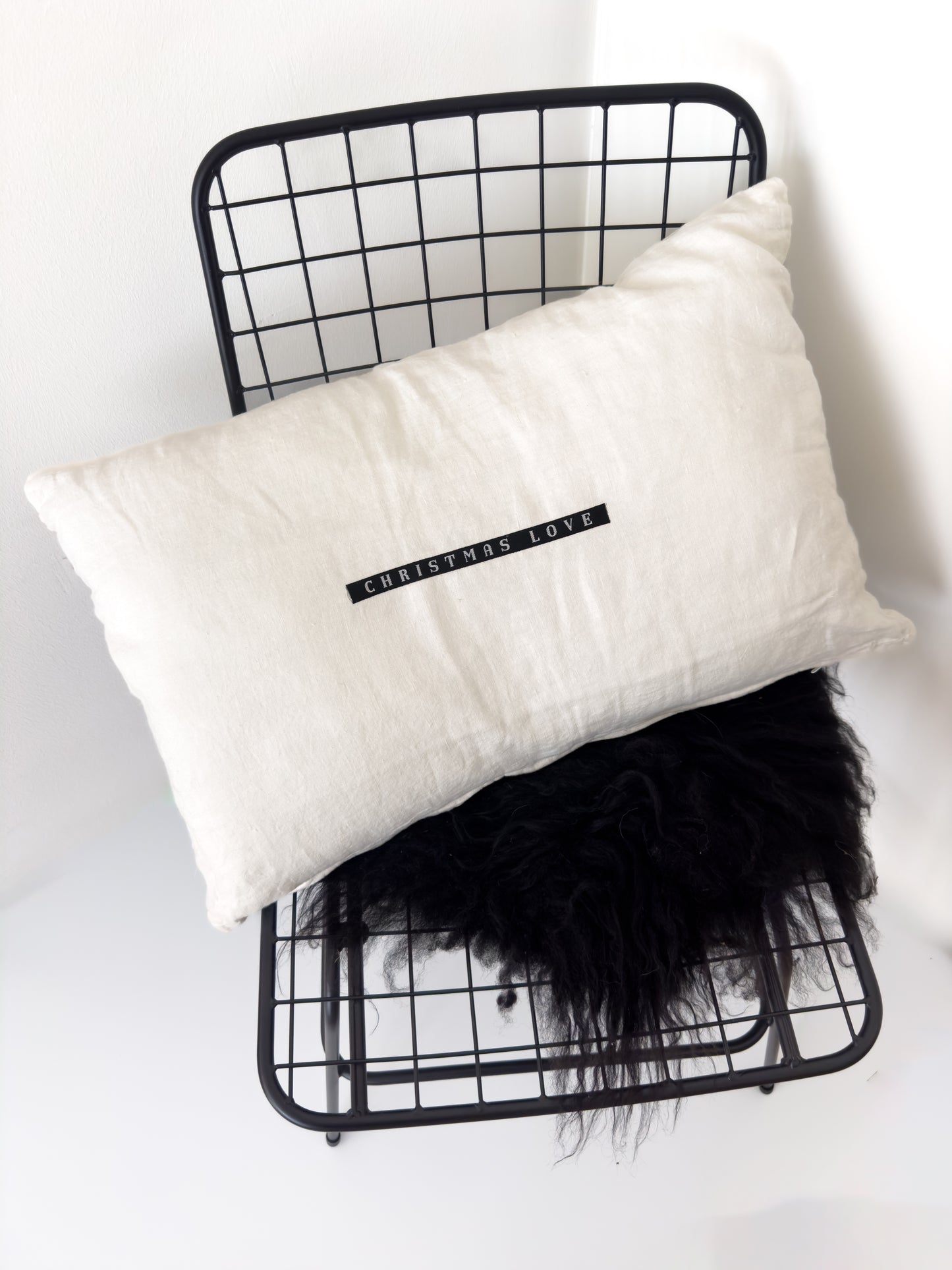 huisje van sanne beige wit kerst kussens met zwart wit label christmas love