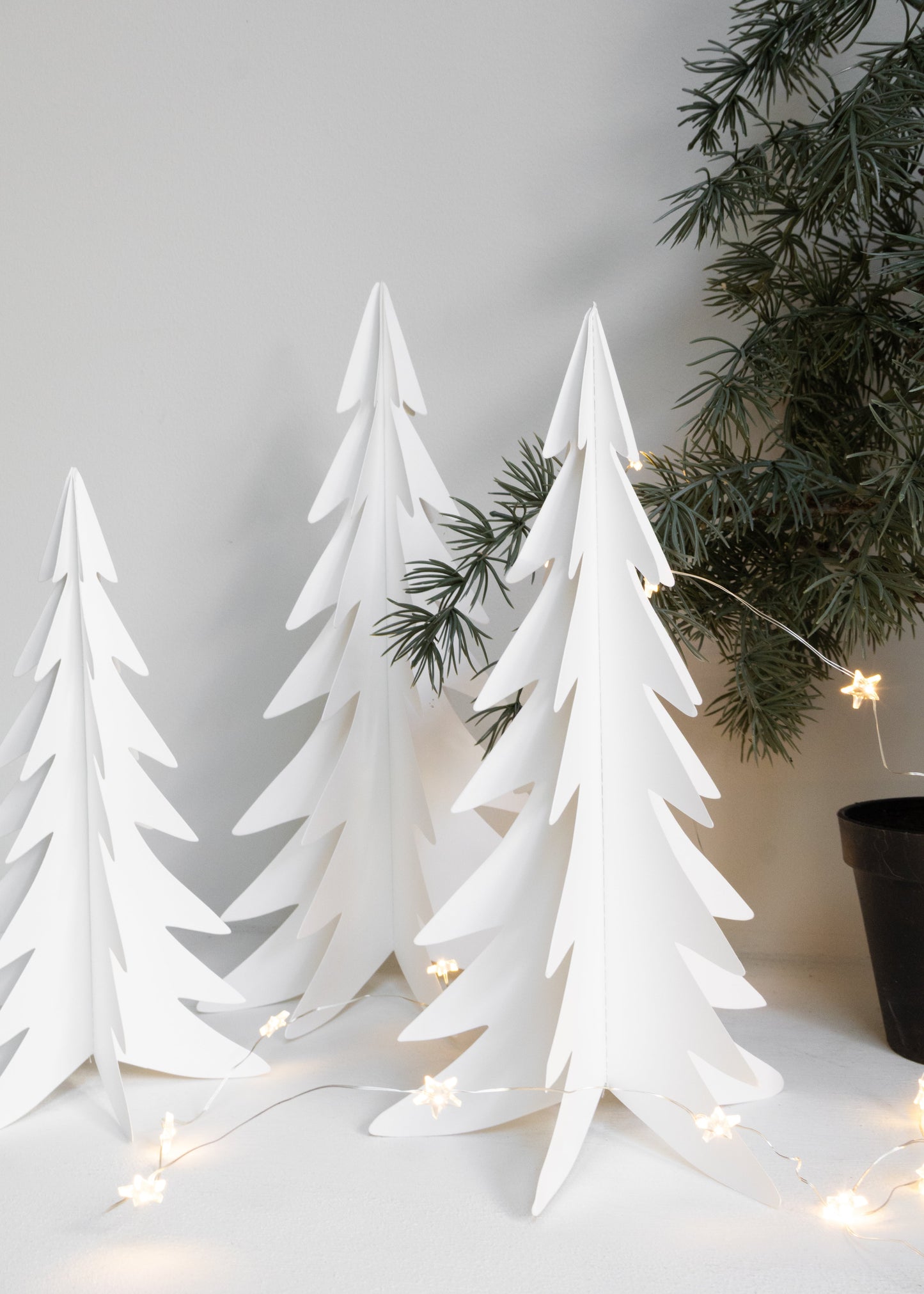 papieren paper cut kerstboompjes wit