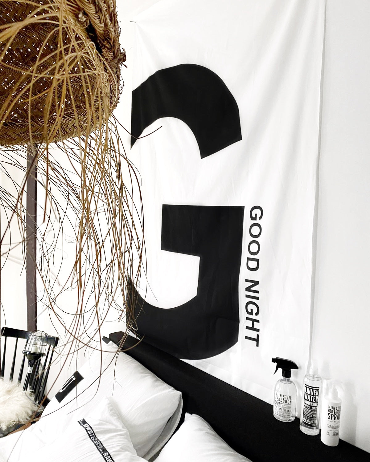 HUISJEVANSANNE wanddoek zwart wit met tekst good night 220 x 110 cm