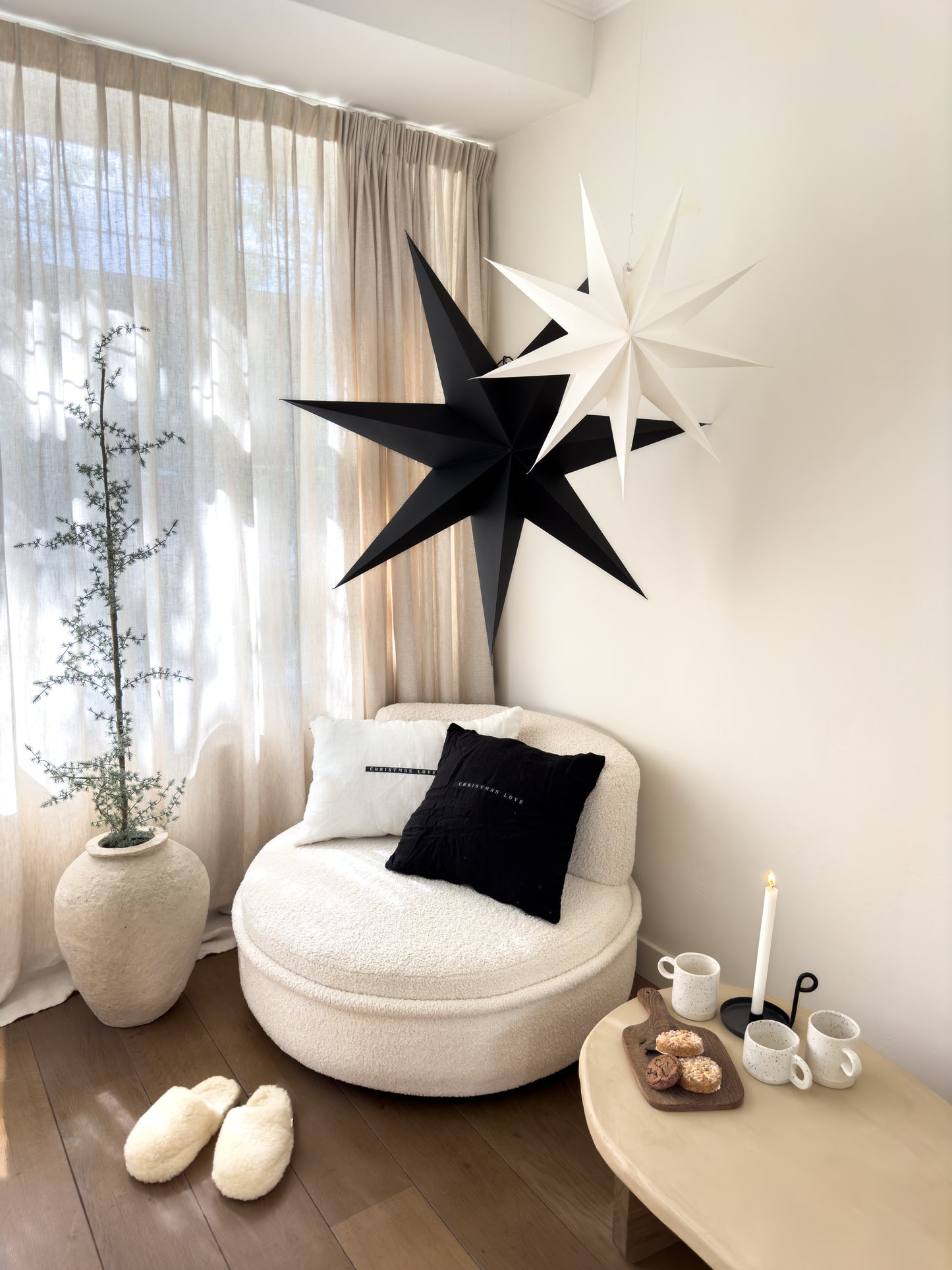 huisje van sanne beige linnen kerst kussens met zwart wit label christmas love