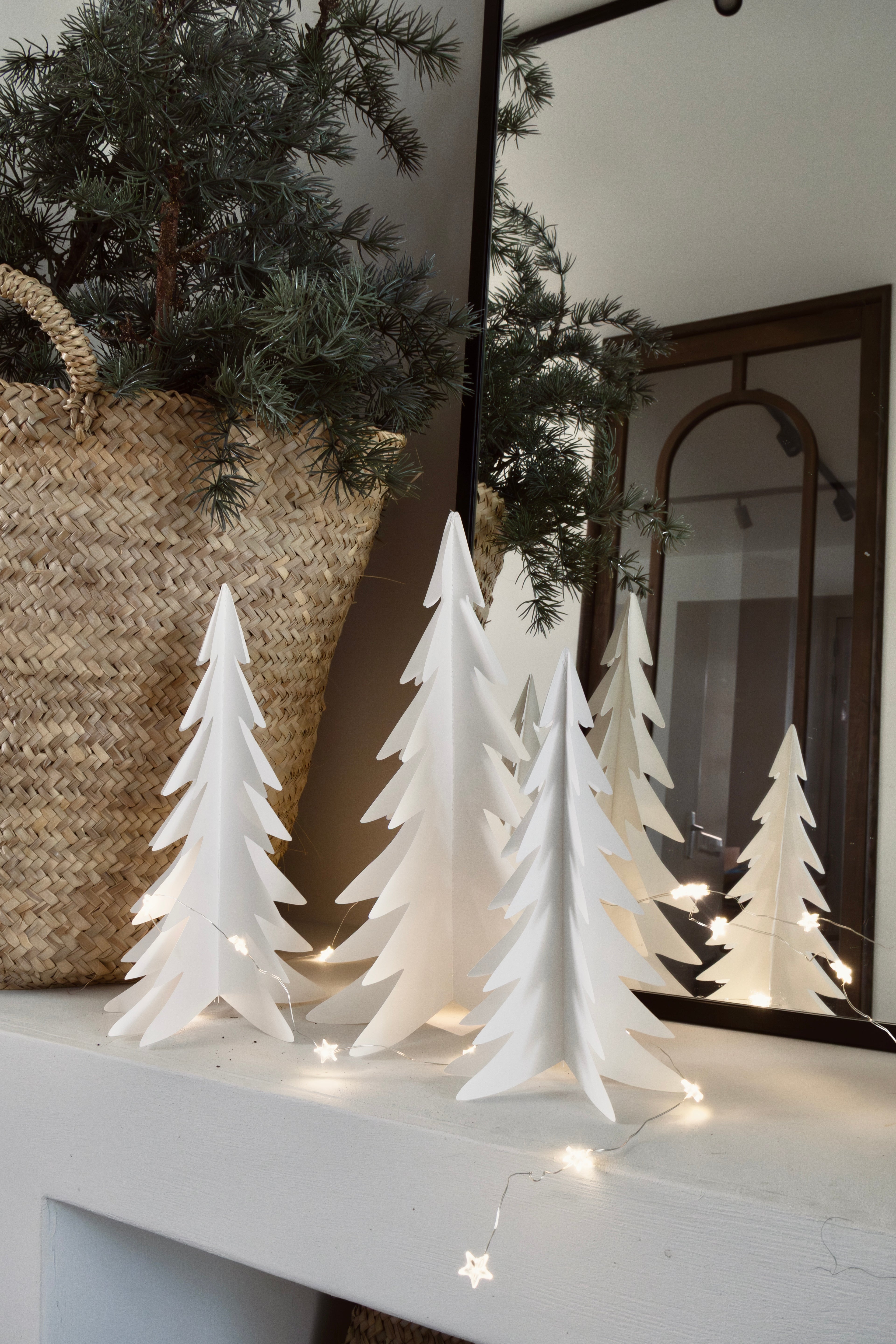 papieren paper cut kerstboompjes wit