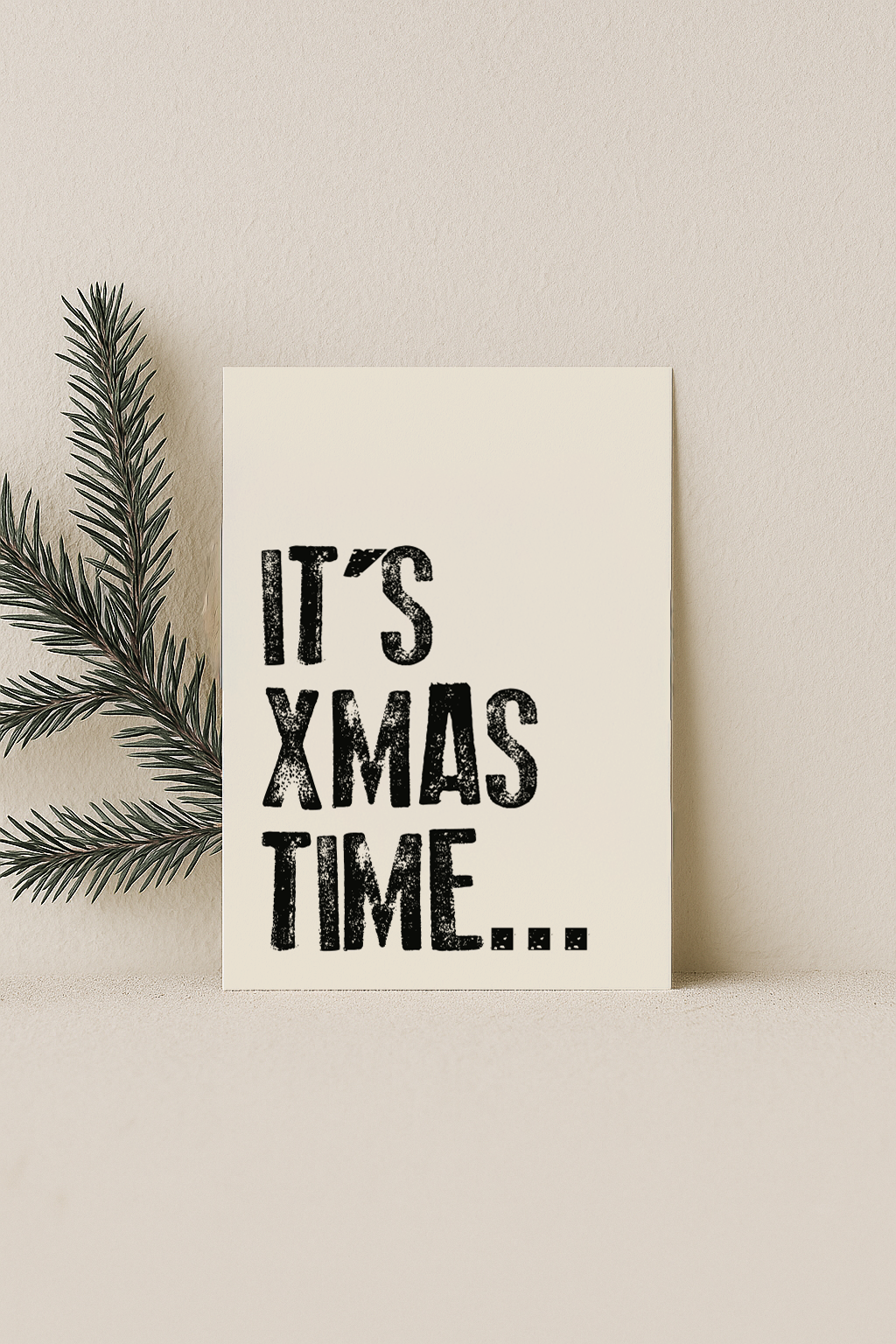 kerst kaart beige met zwarte letters it's xmas time
