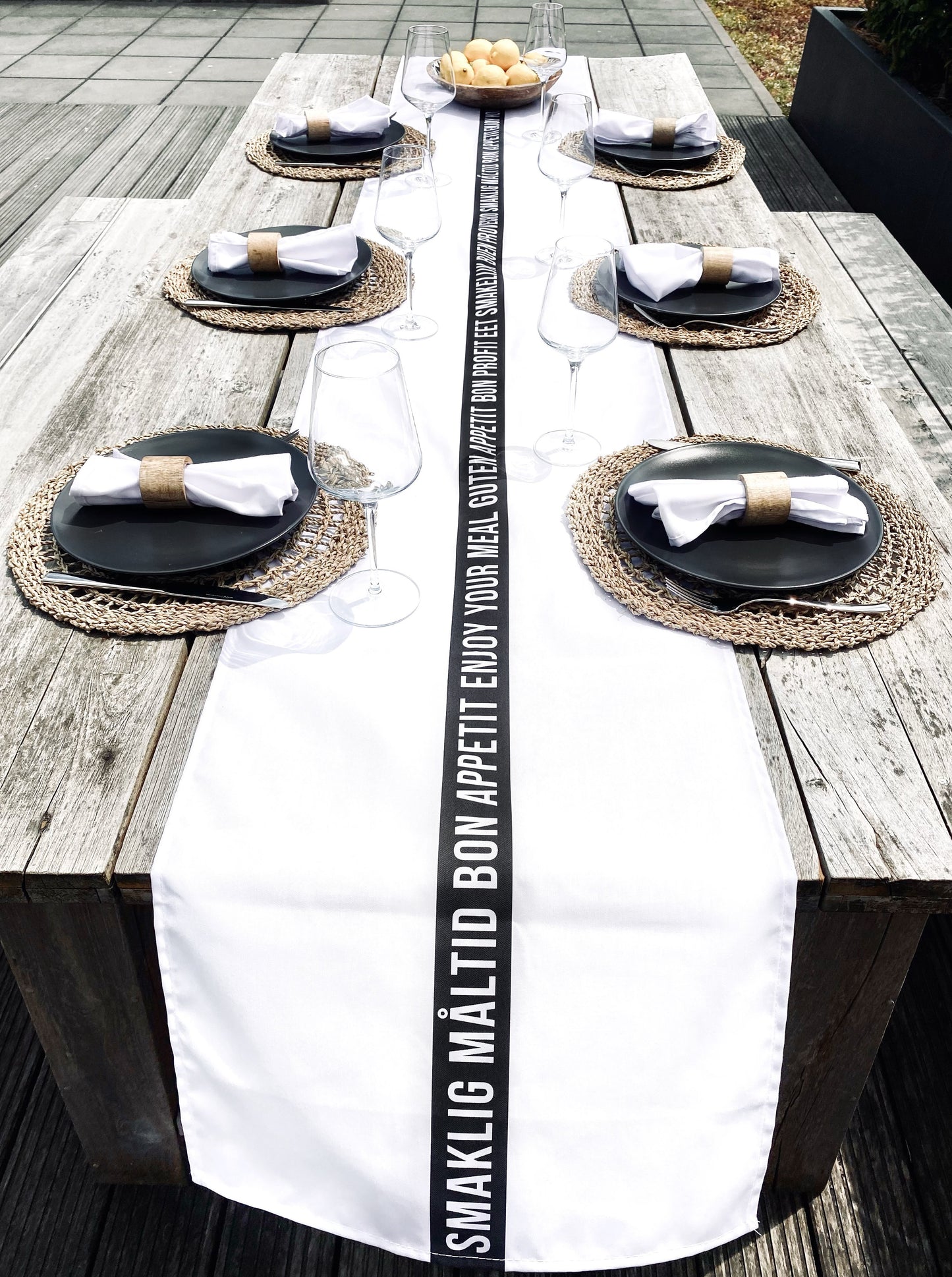 HUISJEVANSANNE witte tafelloper met tekst eet smakelijk in verschillende talen. Zwart witte tafelloper.