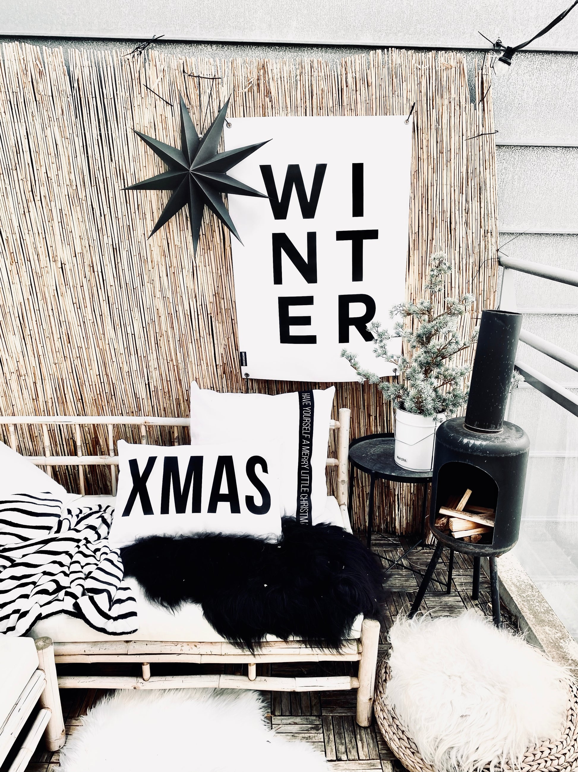 huisjevansanne tuinposter zwart wit met tekst winter