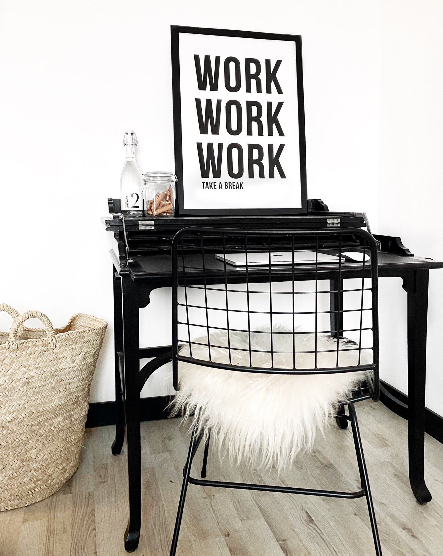 huisjevansanne poster zwart wit met tekst work work work take a break voor bij je werkplek voor werkkamer / home office