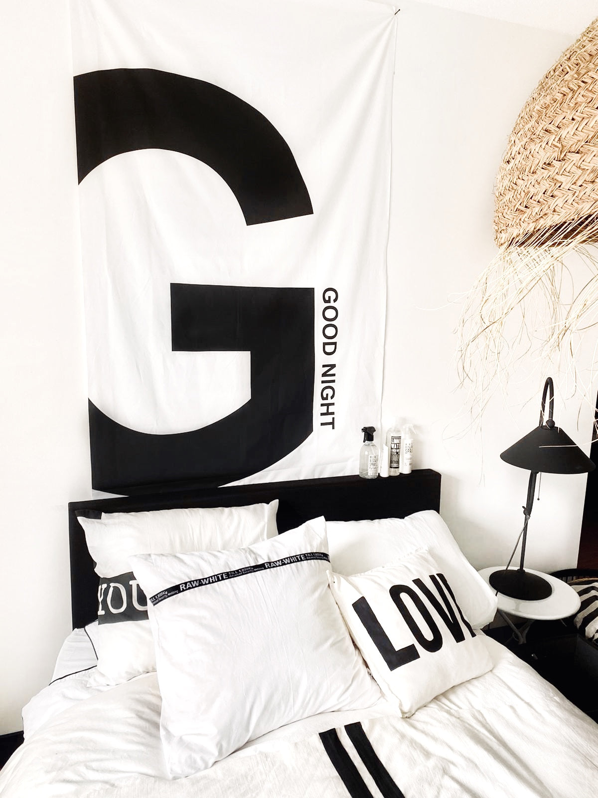 HUISJEVANSANNE wanddoek zwart wit met tekst Good Night voor in de slaapkamer